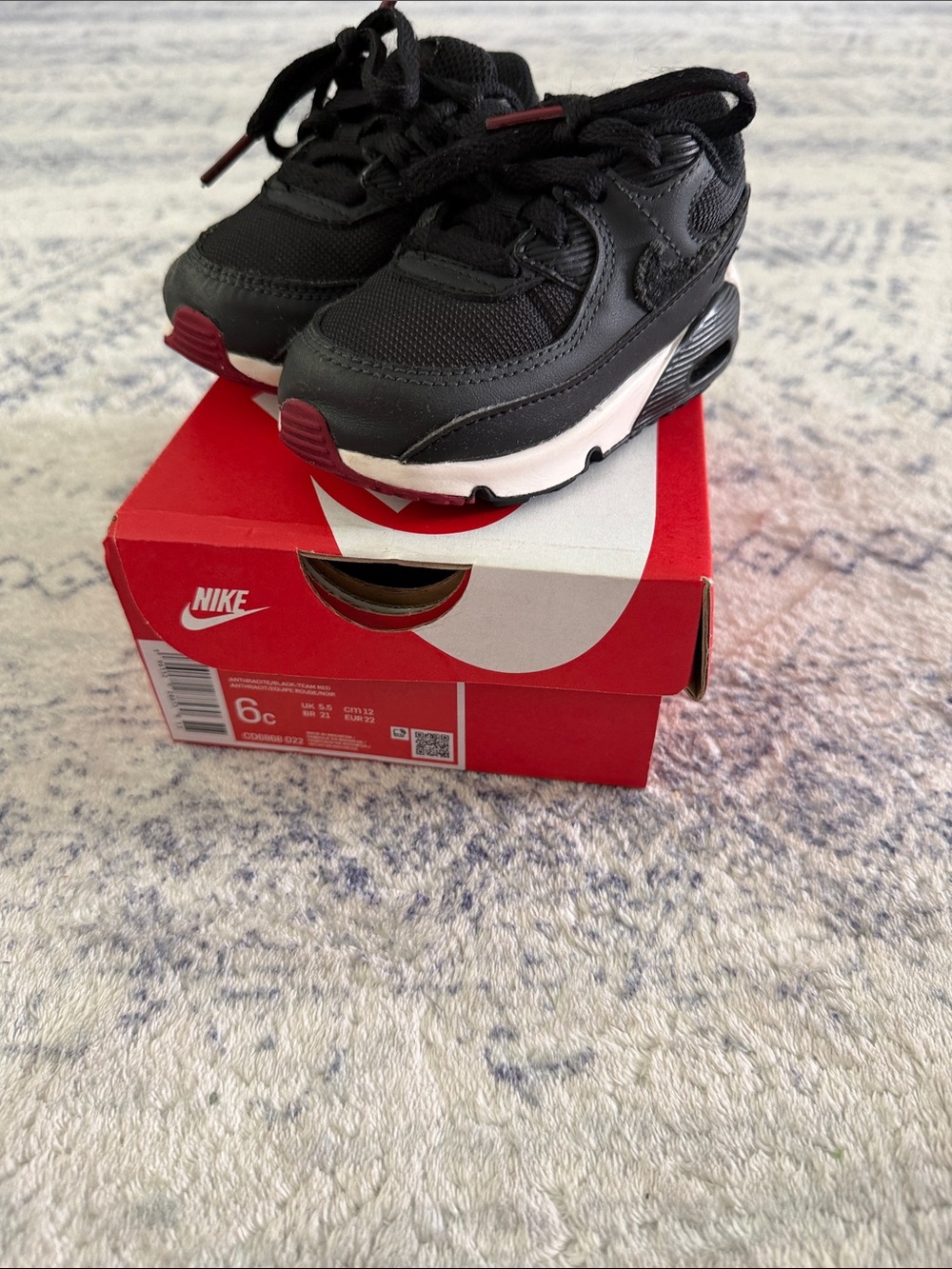 Nike Kids Black and Red Low-Top Sneakers